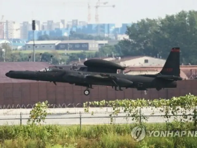 京畿道平沢市の米軍基地に着陸する高高度偵察機Ｕ２Ｓ。韓米の軍当局は１３日まで、合同軍事演習の事前演習となる危機管理参謀訓練を実施する＝１０日、平沢（聯合ニュース）