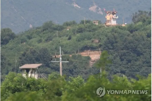 京畿道・坡州の南北軍事境界線付近で向かい合う韓国と北朝鮮軍の監視所＝10日、坡州（聯合ニュース）