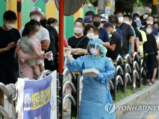 新型コロナウイルス検査の順番を待つ人たちが長い列をつくっている（資料写真）＝（聯合ニュース）