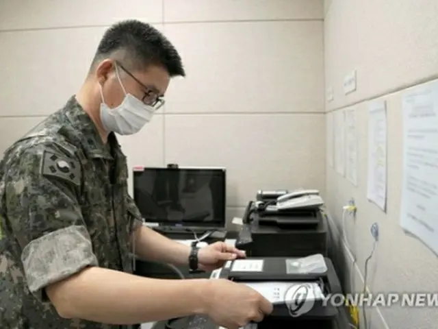 南北通信連絡線が復旧した７月２７日、軍通信線を使って北朝鮮側にファックスを送る韓国軍関係者（国防部提供）＝（聯合ニュース）≪転載・転用禁止≫