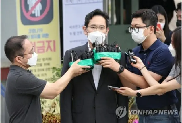 ソウル拘置所前で報道陣に囲まれる李氏＝13日、義王（聯合ニュース）