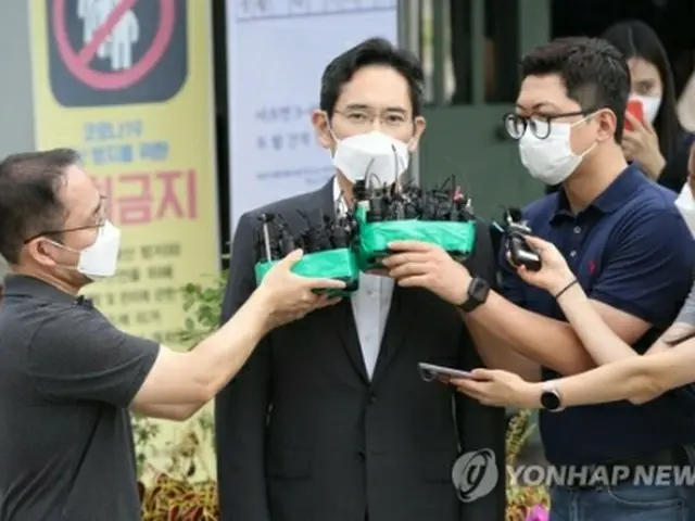 ソウル拘置所前で報道陣に囲まれる李氏＝13日、義王（聯合ニュース）