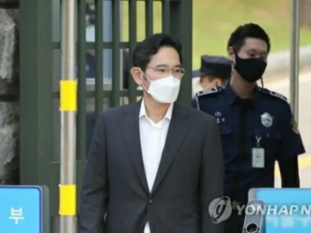 ソウル拘置所を出る李氏＝１３日、義王（聯合ニュース）