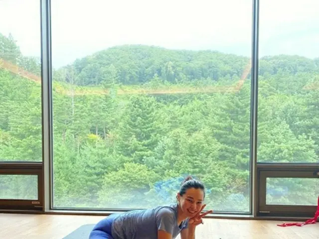 女優イ・ハニ、卓越した柔軟性と愛嬌あるポーズの近況を公開（画像提供:wowkorea）