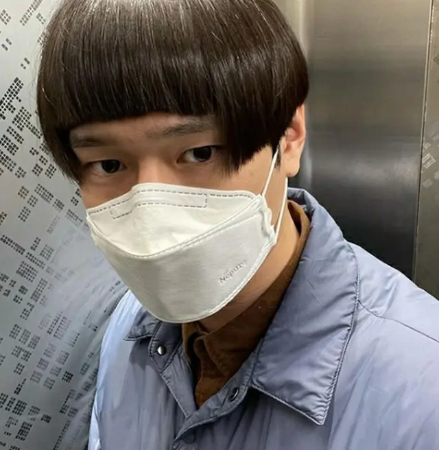 俳優コ・ギョンピョがチョッピ―バングに挑戦した思い出の写真を公開した。（画像提供:wowkorea）