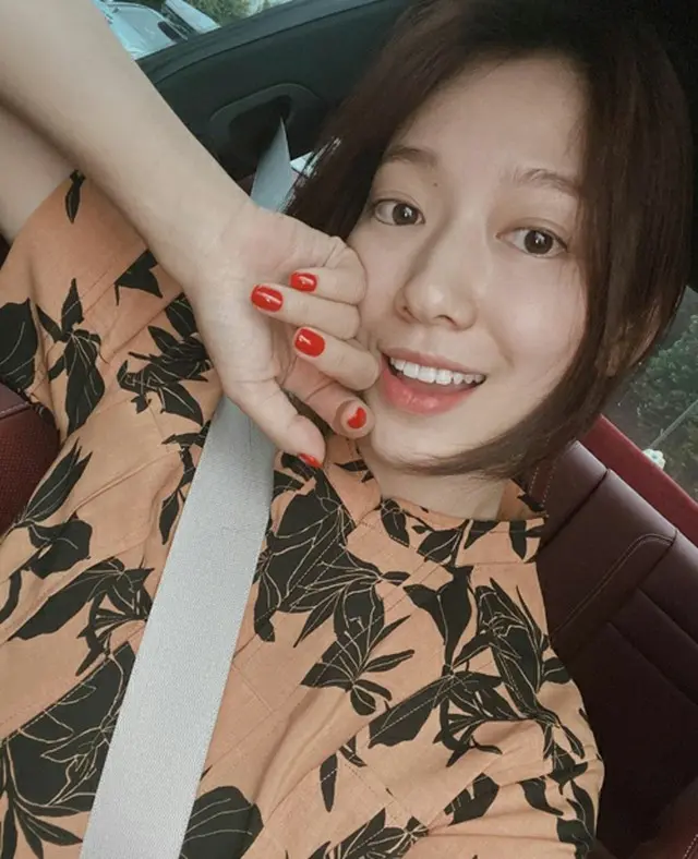 女優パク・シネ、明るい笑顔のセルフィーを公開…「赤いネイル好きです」（画像提供:wowkorea）