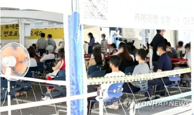 ソウル市内の新型コロナウイルス検査所で順番を待つ市民＝１６日、ソウル（聯合ニュース）