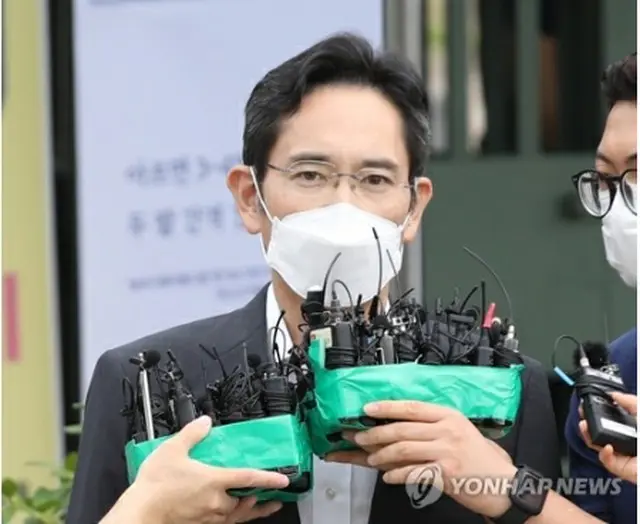 １３日の仮釈放直後にソウル拘置所前で報道陣に囲まれる李氏（資料写真）＝（聯合ニュース）