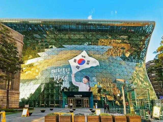 日本では「終戦記念日」である8月15日は韓国では「光復節」として独立記念日となる。写真はソウル市庁。左の前側の建物が日本統治時期に建てられた旧ソウル市庁。（画像提供:wowkorea）