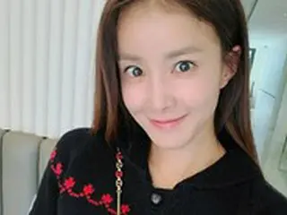 女優イ・シヨン、高級ブランドのバッグと一緒に9頭身のスタイルをアピール