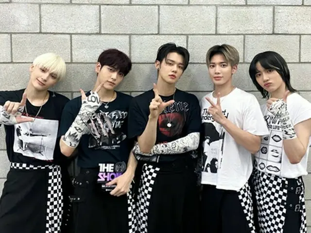 「TOMORROW X TOGETHER（TXT）」、音楽番組「THE SHOW」で1位のトロフィー握る…「MOA、ありがとう」（画像提供:wowkorea）