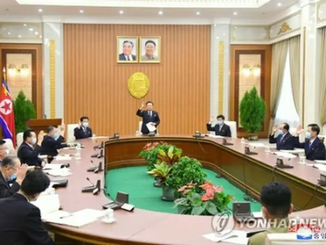 北朝鮮・平壌で24日に開かれた最高人民会議常任委員会の全体会議の様子。会議では、来月28日に最高人民会議第14期第5回会議を招集することを決定した＝（朝鮮中央通信＝聯合ニュース）≪転載・転用禁止≫