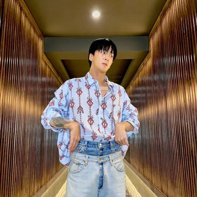 RAVI(VIXX)、デニムの上にデニム？、独特なファッションに驚き（画像提供:wowkorea）