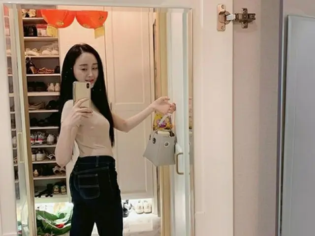 女優ハム・ソウォン、全身ショットのセルフィーを公開…「ソリョン(AOA)の看板を真似してみました」（画像提供:wowkorea）