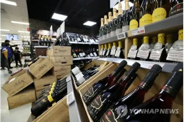 ソウル市内の大型スーパーにあるワイン売り場（資料写真）＝（聯合ニュース）