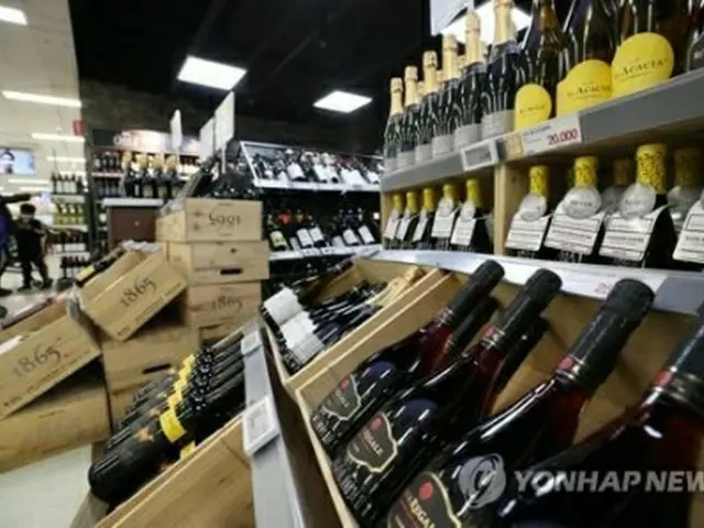 ソウル市内の大型スーパーにあるワイン売り場（資料写真）＝（聯合ニュース）
