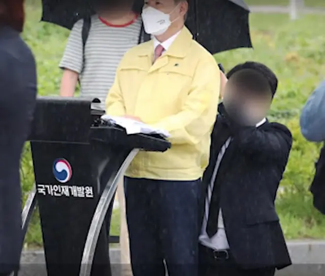 「何様のつもり？」…韓国法務次官、職員に「ひざまずき傘持たせ」物議…公式謝罪へ（画像提供:wowkorea）