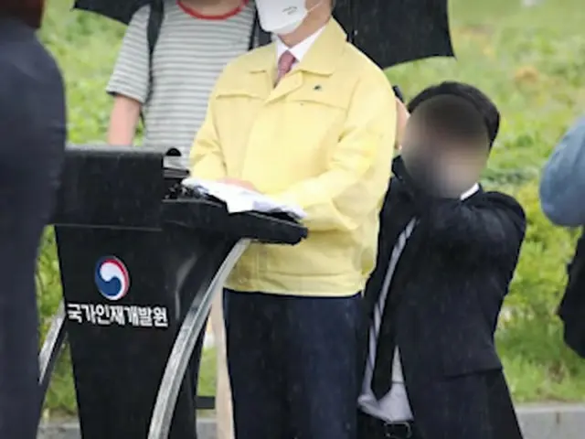 「何様のつもり？」…韓国法務次官、職員に「ひざまずき傘持たせ」物議…公式謝罪へ（画像提供:wowkorea）