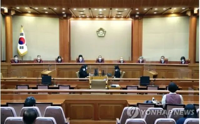 ９人の裁判官が並ぶ憲法裁判所の法廷＝３１日、ソウル（聯合ニュース）