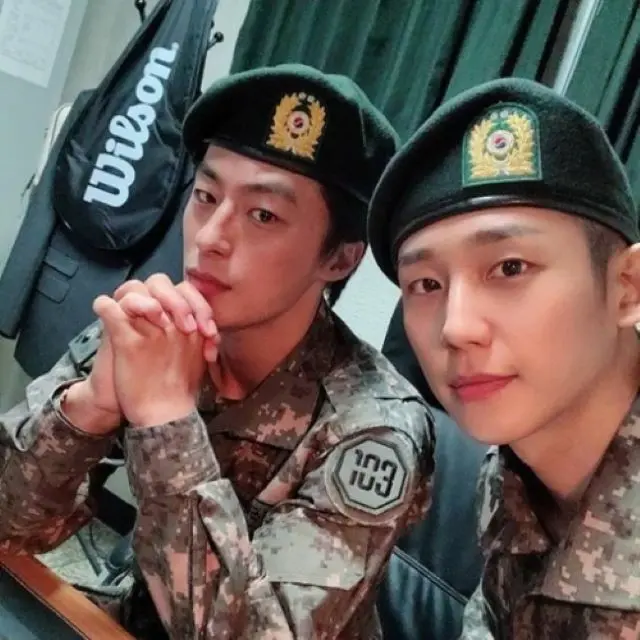 チョン・ヘイン＆ク・ギョファン、Netflix「D.P. －脱走兵追跡官－」の撮影現場でパチリ…本物さながらの凛々しい制服姿（画像提供:wowkorea）