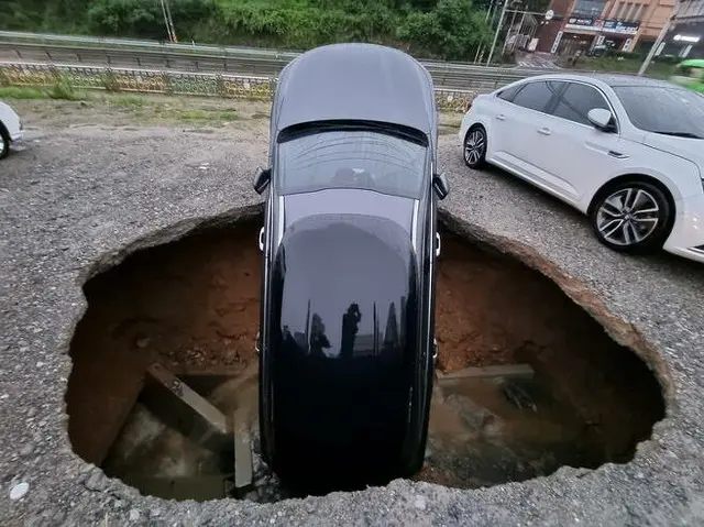 大雨によるシンクホール発生で乗用車が被害に＝韓国（画像提供:wowkorea）