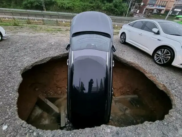 大雨によるシンクホール発生で乗用車が被害に＝韓国（画像提供:wowkorea）