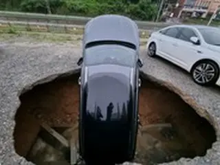 大雨によるシンクホール発生で乗用車が被害に＝韓国