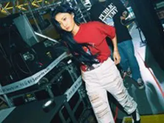 「MAMAMOO」ファサ、デニムに真っ赤なTシャツ…バックステージでもHIP