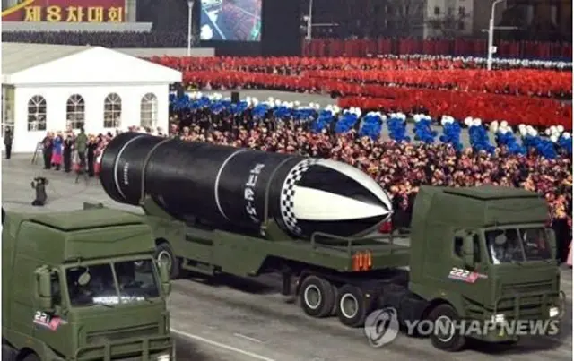 北朝鮮の朝鮮中央通信は１月１５日、第８回朝鮮労働党大会を記念して同１４日に平壌で閲兵式を実施したと報じた。閲兵式で公開した新型とみられるＳＬＢＭ＝（朝鮮中央通信＝聯合ニュース）≪転載・転用禁止≫