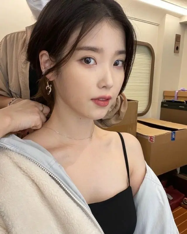 是枝裕和監督作品へ出演予定のIU（アイユー）、撮影現場から美デコルテ輝くショット“どんどんキレイに…”（画像提供:wowkorea）