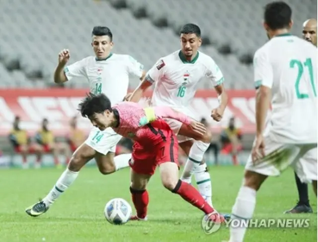 イラクの選手とボールを競り合う韓国のエース、孫興ミン（ソン・フンミン、英トットナム）＝２日、ソウル（聯合ニュース）