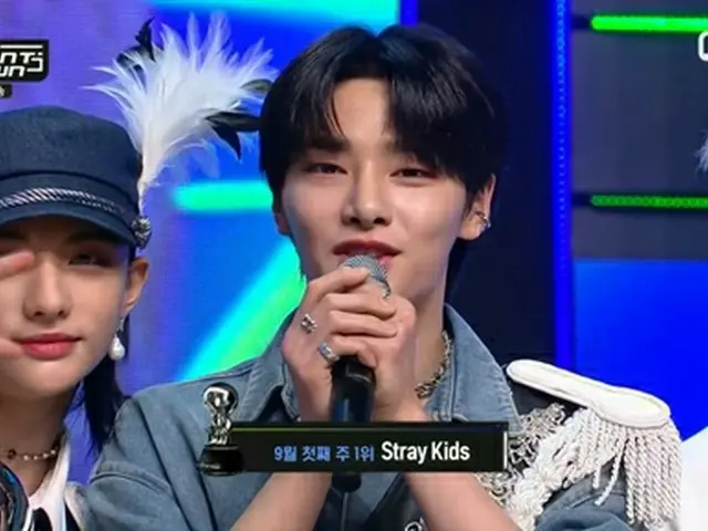 グループ「Stray Kids」が1位のトロフィーを胸に抱いた。（画像提供:Mydaily）
