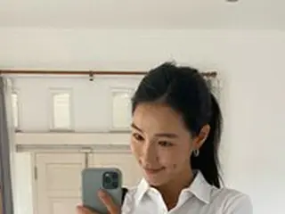 カヒ（元AFTERSCHOOL）、オールホワイトのテニスウェア姿で童顔な美貌をアピール