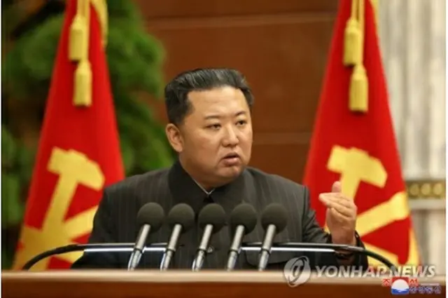 政治局拡大会議で発言する金正恩氏＝（朝鮮中東通信＝聯合ニュース）≪転載・転用禁止≫