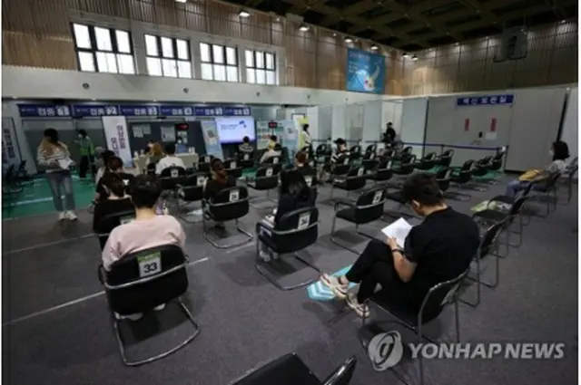 ソウル市内に設けられたワクチン接種会場で、接種を終えた市民が経過観察のために待機している（資料写真）＝（聯合ニュース）