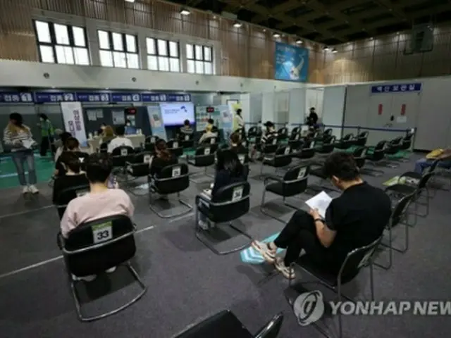 ソウル市内に設けられたワクチン接種会場で、接種を終えた市民が経過観察のために待機している（資料写真）＝（聯合ニュース）