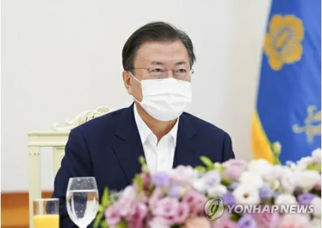懇談会に出席した文大統領＝3日、ソウル（聯合ニュース）