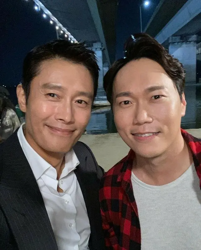 俳優ソン・ジヌがイ・ビョンホンと撮った写真を公開した。（画像提供:wowkorea）