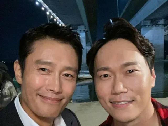 俳優ソン・ジヌがイ・ビョンホンと撮った写真を公開した。（画像提供:wowkorea）