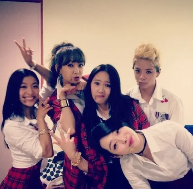 「f(x)」エンバが12周年を祝い、メッセージと写真を投稿した。（画像提供:wowkorea）