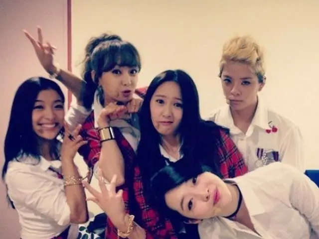 「f(x)」エンバが12周年を祝い、メッセージと写真を投稿した。（画像提供:wowkorea）