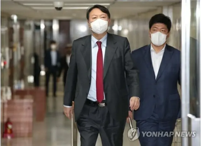 国会で党代表との会合に向かう尹氏（国会写真記者団）＝6日、ソウル（聯合ニュース）