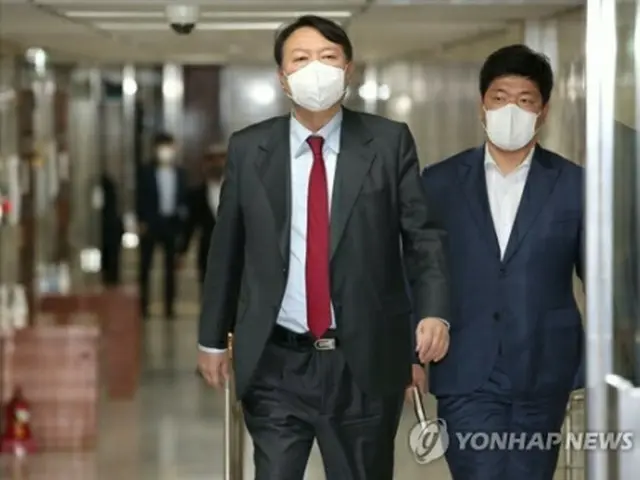 国会で党代表との会合に向かう尹氏（国会写真記者団）＝6日、ソウル（聯合ニュース）