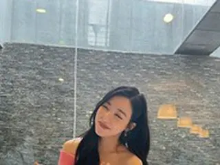 「少女時代」ティファニー、撮影の合間の食事ににっこり