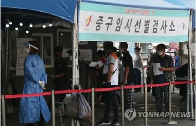 新型コロナ検査の順番を待つ人たち（資料写真）＝（聯合ニュース）