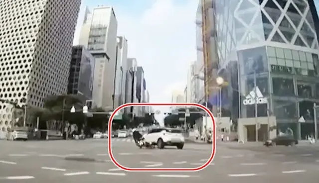 自動車に接触し横転したバイク、目撃した市民が次から次へと集まり救助活動…現場の動画が話題に＝韓国（画像提供:wowkorea）