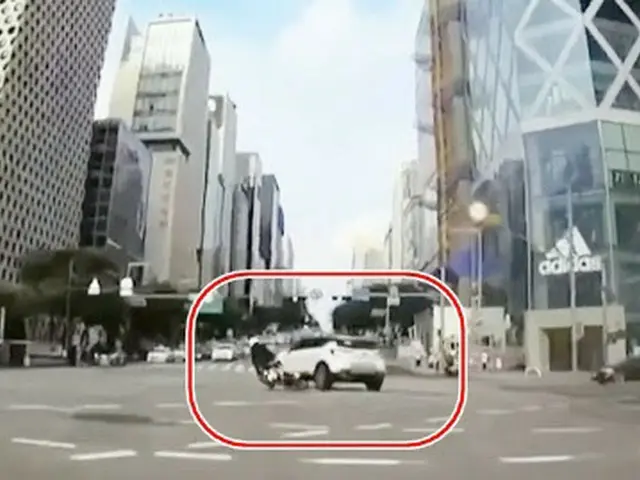 自動車に接触し横転したバイク、目撃した市民が次から次へと集まり救助活動…現場の動画が話題に＝韓国（画像提供:wowkorea）
