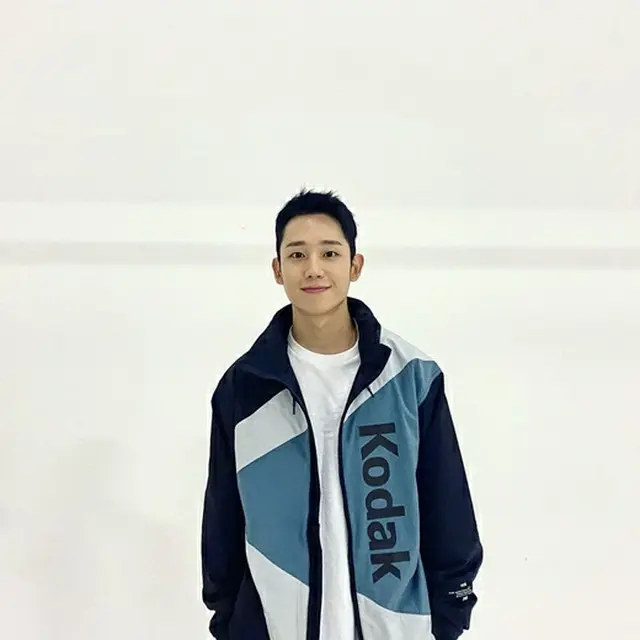俳優チョン・ヘイン、白Tシャツにウィンドブレーカー羽織っただけなのに…ハンサムすぎる（画像提供:wowkorea）
