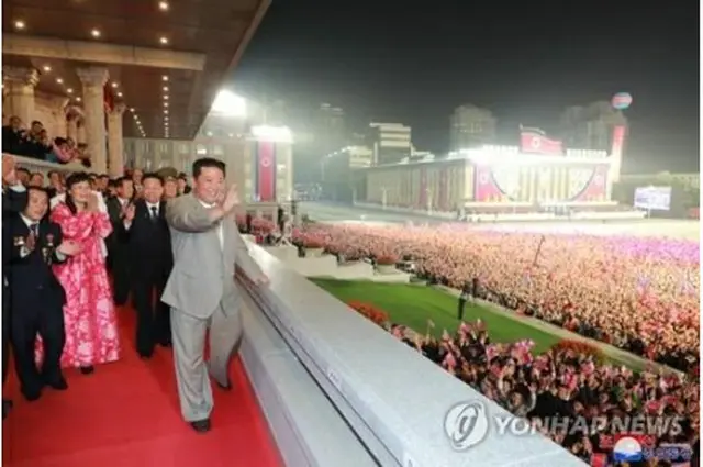 朝鮮中央通信は9日午前0時、金日成広場で閲兵式が開催されたと報じた。閲兵式に出席した金正恩氏＝（朝鮮中央通信＝聯合ニュース）