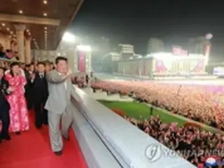 深夜の軍事パレードに金正恩氏出席　演説はせず＝北朝鮮